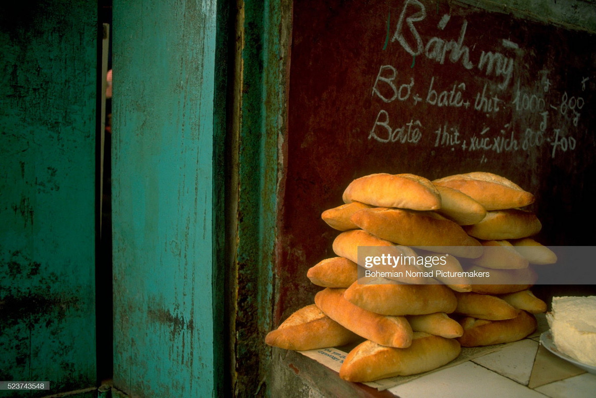 Quầy bánh mì ở phố cổ Hà Nội. Bánh mì bơ + patê + thịt giá 800-1.000 đồng. Bánh mì patê + thịt + xúc xích giá 700-800 đồng.