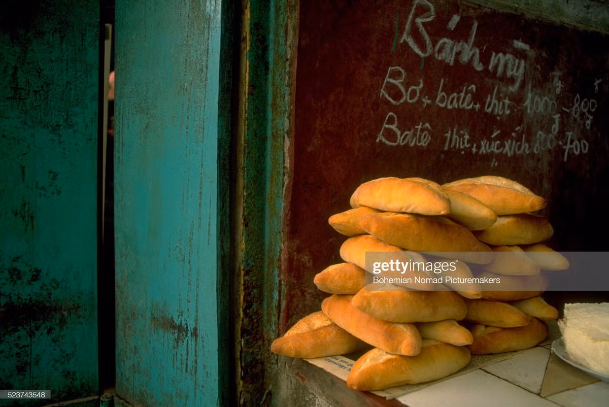 Quầy bánh mì ở phố cổ Hà Nội. Bánh mì bơ + patê + thịt giá 800-1.000 đồng. Bánh mì patê + thịt + xúc xích giá 700-800 đồng.