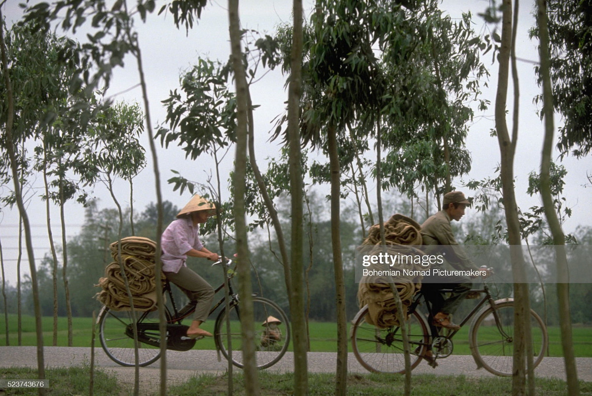 Hai nông dân chở những chiếc bao tải bằng vải đay ở ngoại thành Hà Nội.