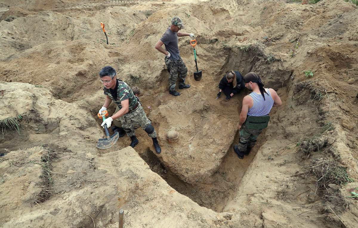 Vào năm 2007, các chuyên gia đã ghé thăm hòn đảo này và tiến hành nghiên cứu sâu hơn. Cuôc khai quật đã làm phát lộ nhiều hiện vật bằng đất nung, cấu kiện kiến trúc và cả các hình vẽ cổ đại. Ảnh: TASS.