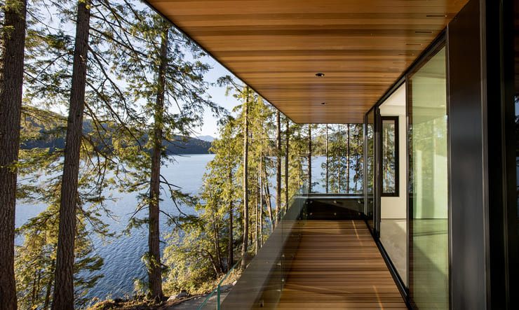 Các cửa kính lớn trong suốt mang lại cho ngôi nhà tầm nhìn tuyệt đẹp ra hồ cũng như cảnh quan núi đá phía sau với những vị trí được lựa chọn cẩn thận.