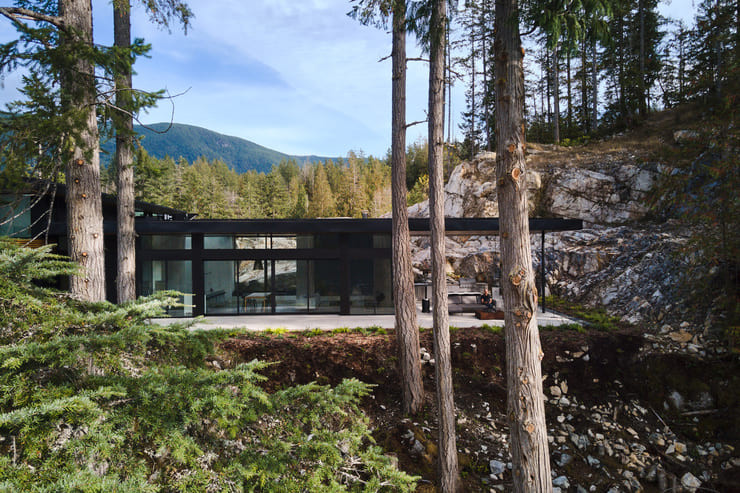 Một tầng nhà rộng rãi chứa Phòng sinh hoạt rộng lớn, trong khi tầng còn lại chứa Lối vào, Phòng Truyền thông, Nhà để xe và Phòng ngủ.