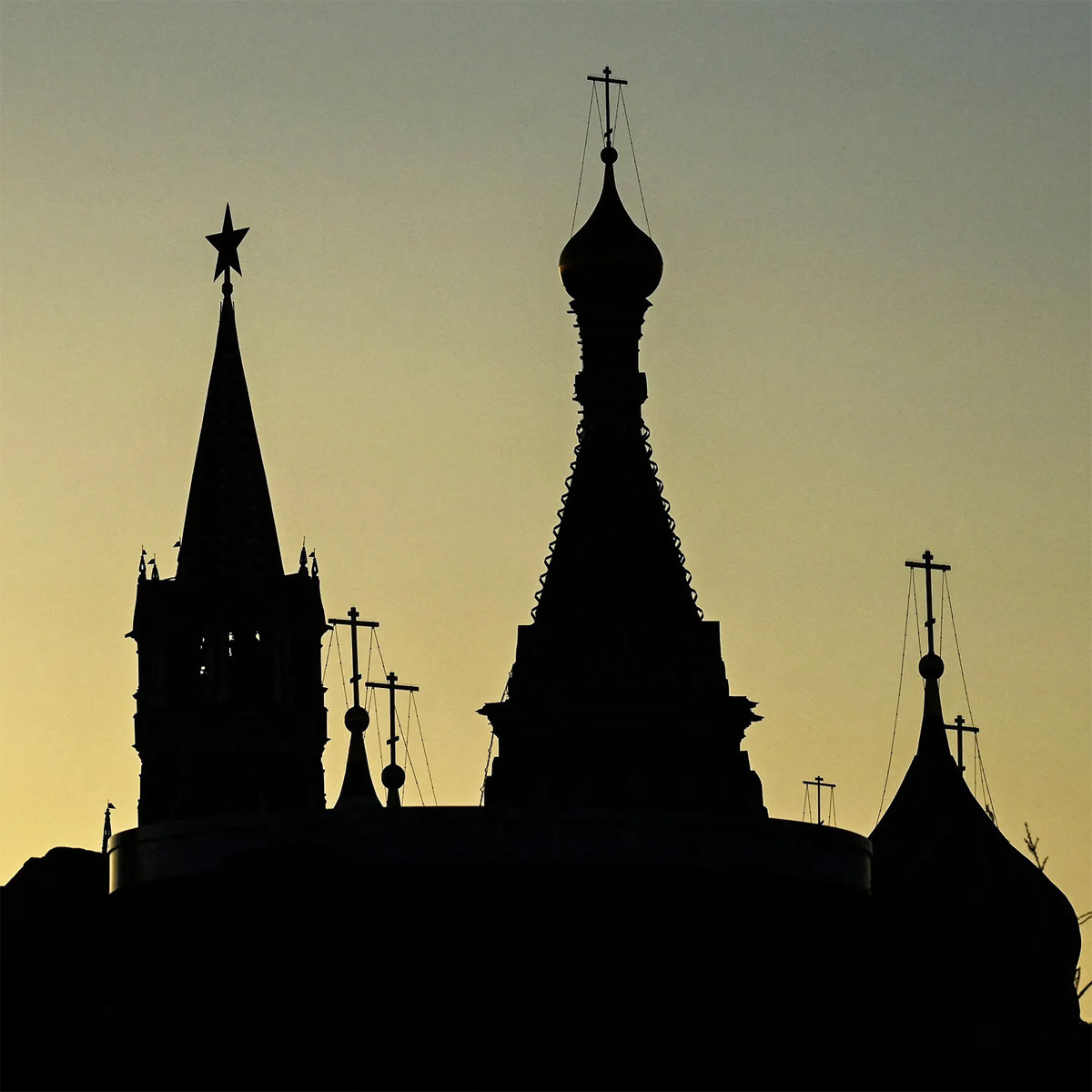 Theo một giai thoại, sau khi nhà thờ hoàn thành, Ivan IV - còn được gọi là Ivan Bạo chúa - đã cho chọc mù mắt kiến trúc sư Postnik Yakovlev để ông không thể thiết kế được một công trình nào đẹp hơn nữa. Dù vậy, không có chứng cứ lịch sử nào cho thấy đây là một câu chuyện có thật. Ảnh: Wired.