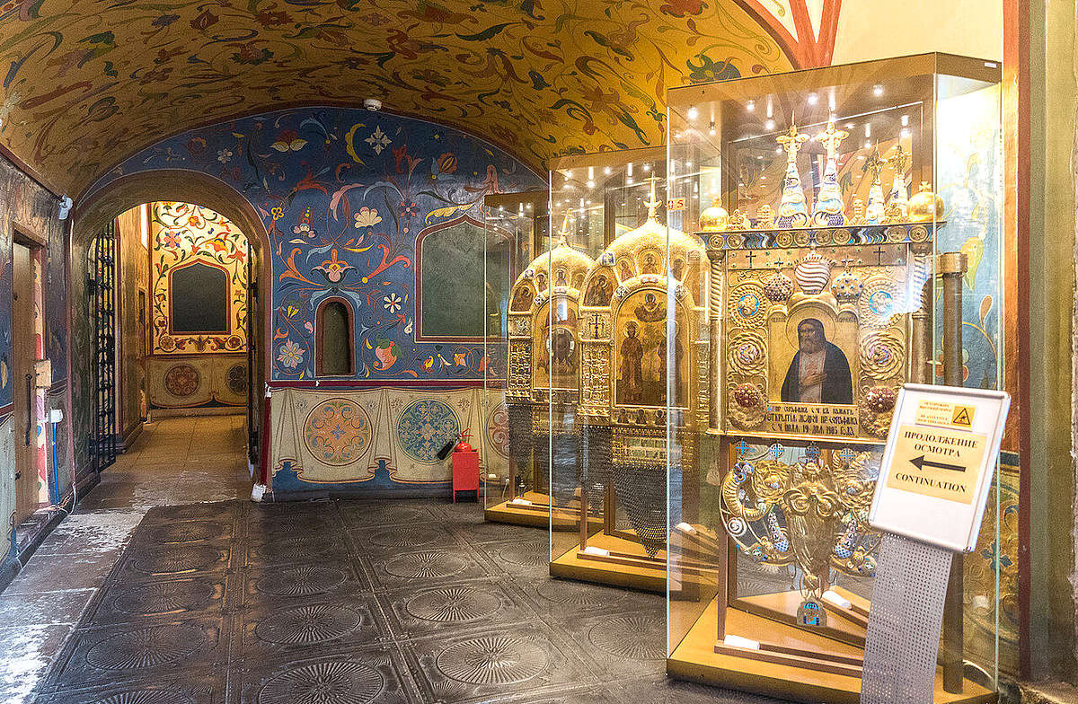 Nếu như vẻ ngoài rực rỡ nhuốm màu cổ tích thì không gian bên trong của nhà thờ Thánh Basil lại mang đậm vẻ tinh tế và trang nghiêm, với nhiều phòng nguyện nhỏ được dẫn lối bởi các hành lang và cầu thang. Ảnh: Magnitico.com.