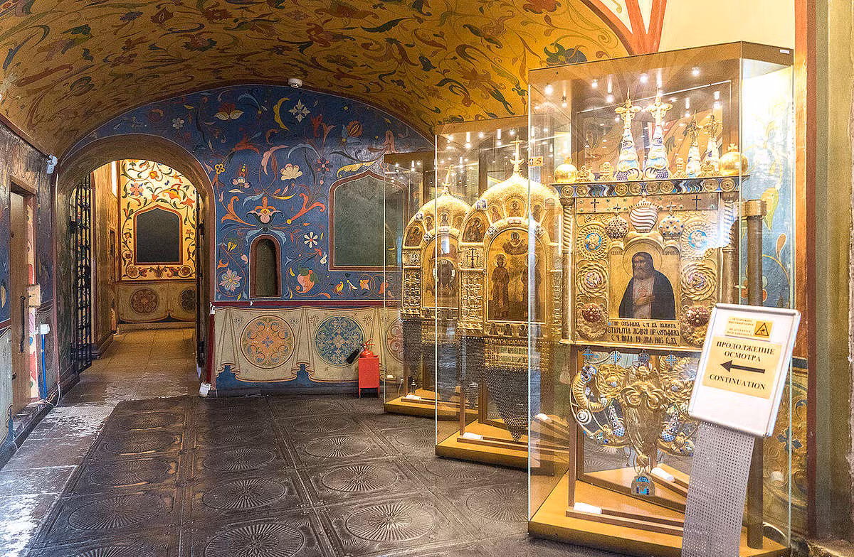 Nếu như vẻ ngoài rực rỡ nhuốm màu cổ tích thì không gian bên trong của nhà thờ Thánh Basil lại mang đậm vẻ tinh tế và trang nghiêm, với nhiều phòng nguyện nhỏ được dẫn lối bởi các hành lang và cầu thang. Ảnh: Magnitico.com.