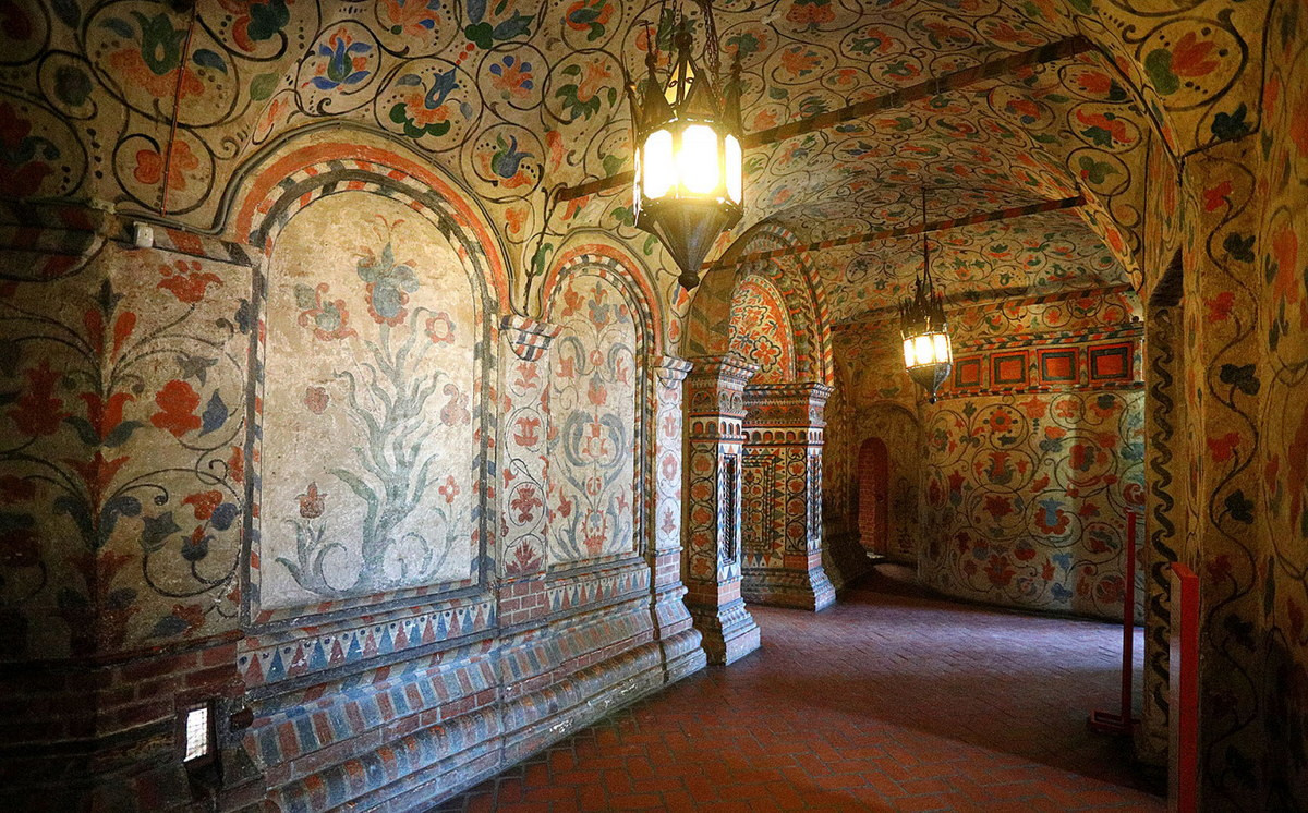 Không gian nội thất của nhà thờ Thánh Basil luôn tạo cho người đến thăm một vẻ ấm áp, dù thời tiết bên ngoài là mưa rét hay một màn tuyết trắng bao phủ. Ảnh: The Moscow Times.