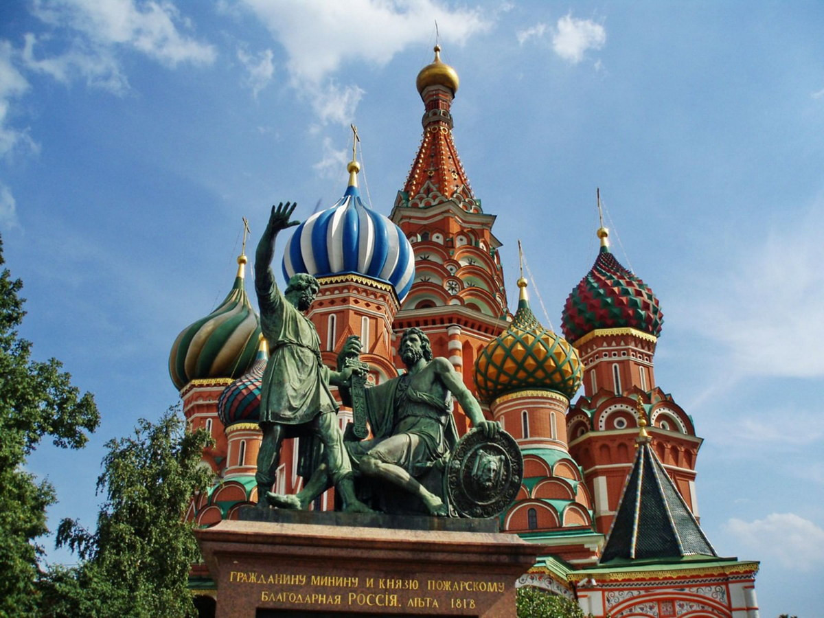 Cạnh nhà thờ có tượng đài Minin và Pozharsky, những thủ lĩnh của cuộc nổi dậy chống lại sự chiếm đóng Moskva của người Ba Lan thế kỷ 17. Ảnh: Culture.ru.