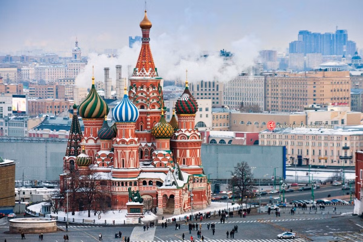 Năm 1588, tòa tháp thứ 9 được xây dựng ở phía Đông, là nơi chứa hài cốt của linh mục Chính thống giáo người Nga Basil (1468 – 1552). Từ đó nhà thờ được gọi ngắn gọn là nhà thờ Thánh Basil. Ảnh: A-a-ah.ru.