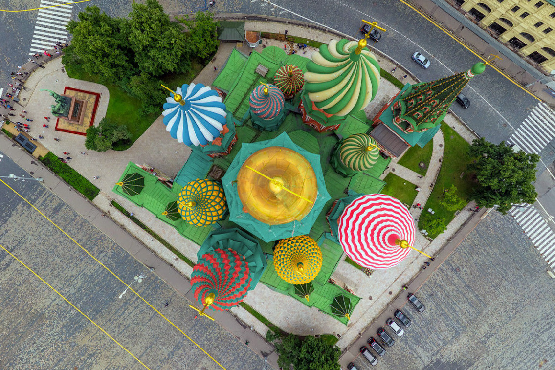 Nhìn từ trên cao xuống, nhà thờ Thánh Basil giống như một ngôi sao 8 cánh (8 tòa tháp vây quanh một tòa tháp chính). Trong Thiên chúa giáo, đây là ngôi sao dẫn đường cho ánh sáng đến với loài người. Ảnh: Diletant.media.