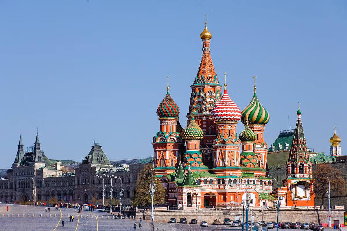 Công trình này được xây dựng từ năm 1555 theo lệnh của Sa hoàng Ivan IV để kỷ niệm chiến thắng trước quân Mông Cổ ở Kazan và Astrakhan. Năm 1561, nhà thờ được hoàn thành theo đồ án của kiến trúc sư lừng danh Postnik Yakovlev, khi đó chỉ có 8 tòa tháp. Ảnh: Fotokto.ru.