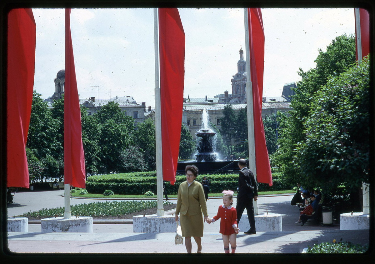 Trên quảng trường Nhà hát, phía xa là đài phun nước Vitali và tu viện Zaikonospassky.