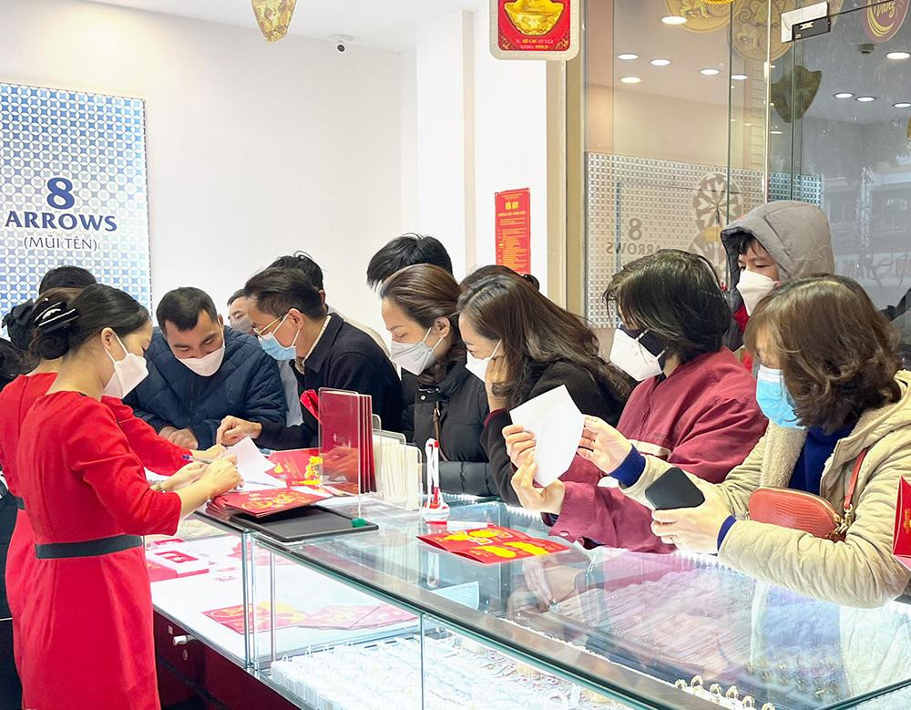 Gia vang hom nay 18/4: Khoang lang dang so, bao hieu tang gia