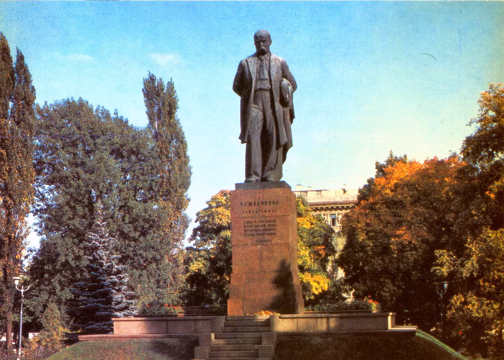 Tượng đài đại thi hào Ukraine Taras Shevchenko, xây năm 1939.