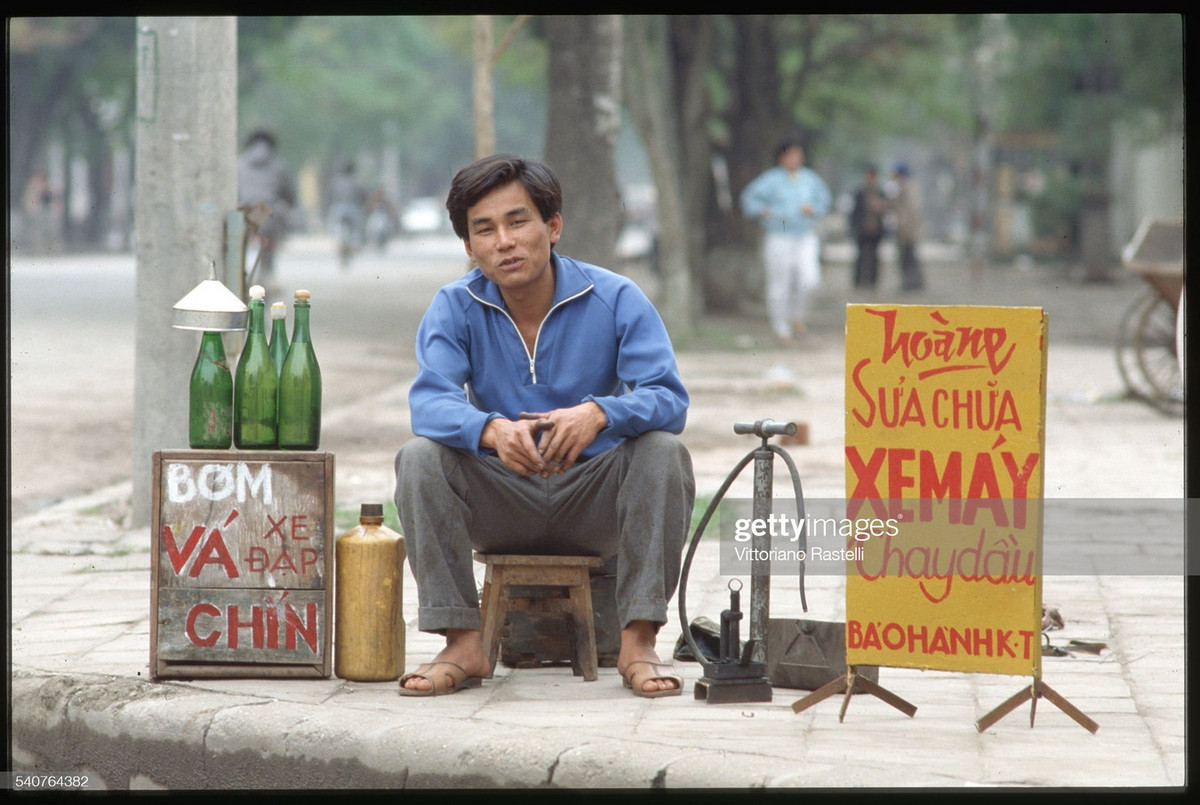 Quầy hàng sửa xe vỉa hè của một người đàn ông.