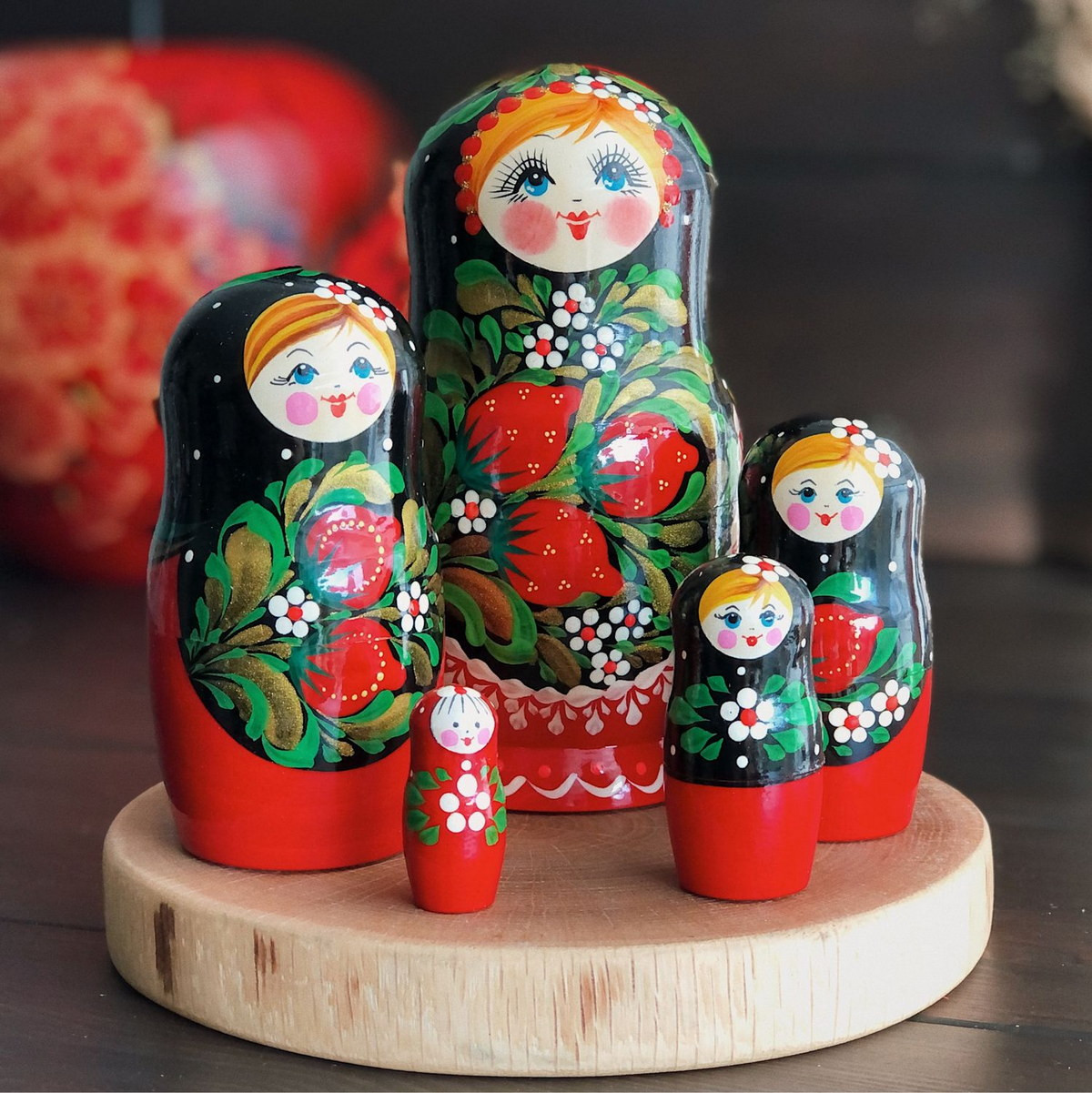 Bộ búp bê Matryoshka hiện đại thường có ít nhất là năm "con", và số "con" thường là số lẻ 7, 9, 11. Chiều cao búp bê Matryoshka thay đổi từ vài cm cho đến cả mét. Ảnh: Livemaster.ru.