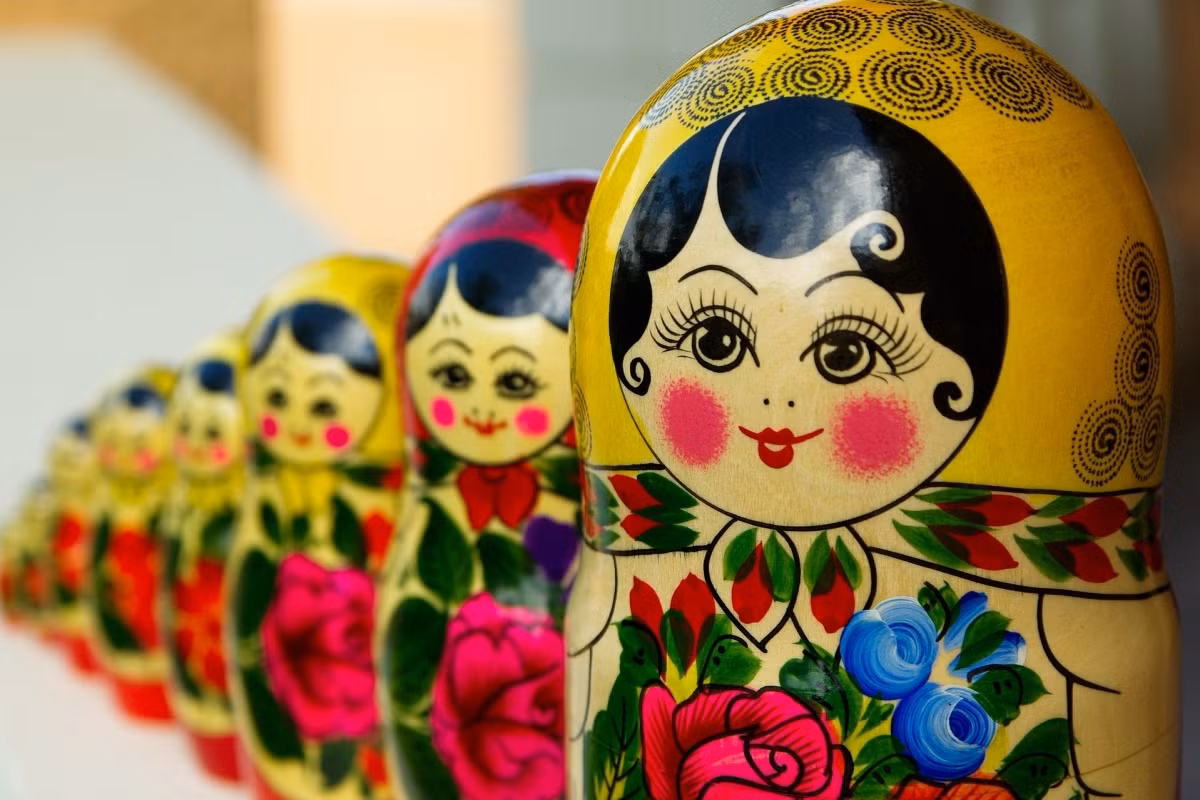 Nói đến búp bê Matryoshka (матрёшка) nhiều người sẽ nghĩ ngay đến nước Nga, vì đây là một biểu tượng văn hóa bất hủ của đất nước rộng lớn nhất thế giới này. Ảnh: Abnews.ru.