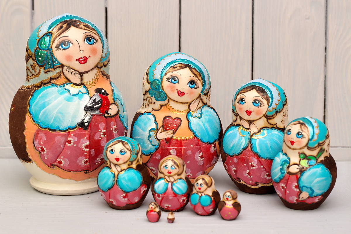 Theo thời gian, búp bê Matryoshka đã trở thành biểu tượng văn hóa của nước Nga. Từ những mẫu ban đầu, búp bê Matryoshka ngày nay rất đa dạng về kích cỡ, số lượng búp bê trong mỗi bộ cũng như chủ đề thể hiện. Ảnh: Vatikam.