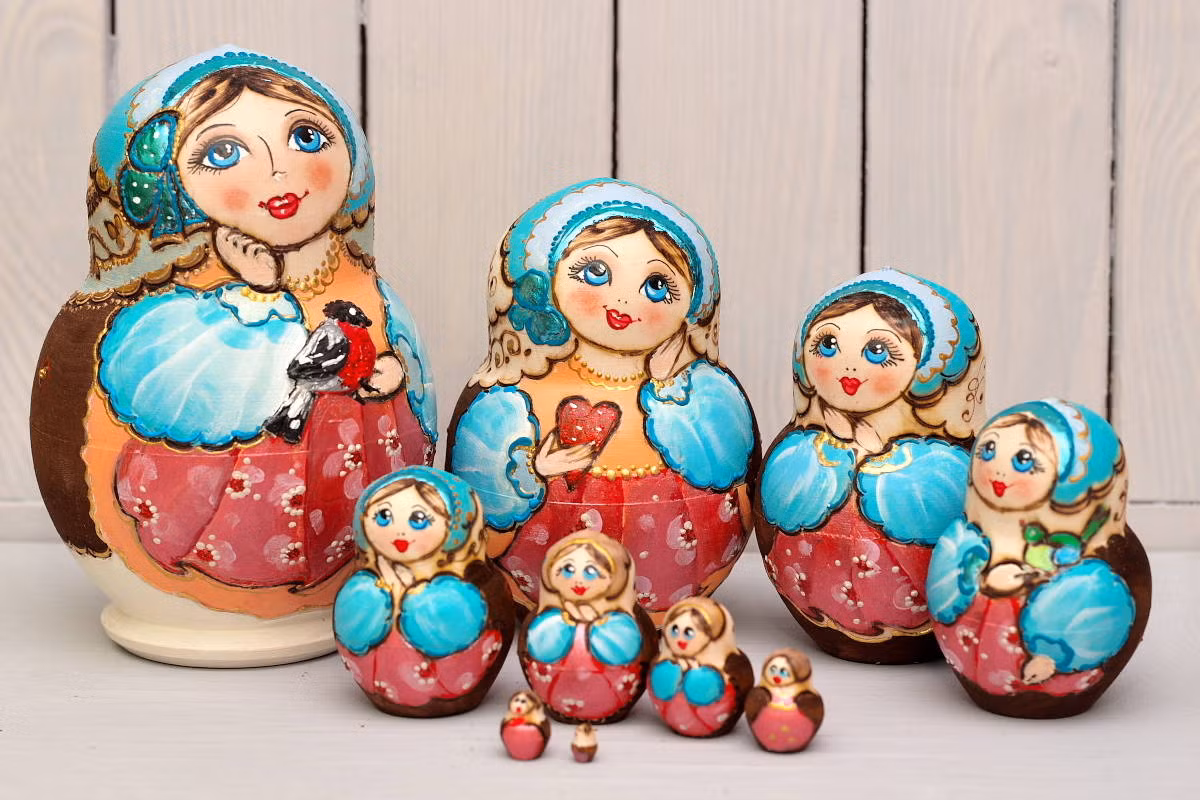 Theo thời gian, búp bê Matryoshka đã trở thành biểu tượng văn hóa của nước Nga. Từ những mẫu ban đầu, búp bê Matryoshka ngày nay rất đa dạng về kích cỡ, số lượng búp bê trong mỗi bộ cũng như chủ đề thể hiện. Ảnh: Vatikam.