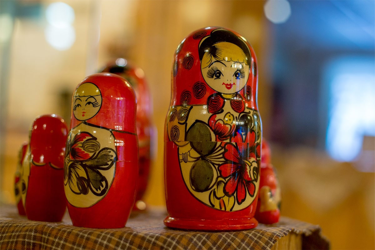Matryoshka là một bộ gồm nhiều búp bê rỗng ruột bằng gỗ có thể lồng vào nhau theo kích thước từ nhỏ đến lớn. Mặt ngoài búp bê được vẽ rất sinh động theo các mô típ văn hóa Nga. Ảnh: Mandrogi.ru.