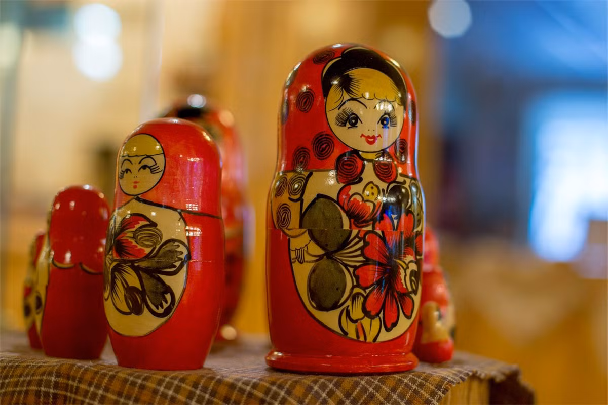 Matryoshka là một bộ gồm nhiều búp bê rỗng ruột bằng gỗ có thể lồng vào nhau theo kích thước từ nhỏ đến lớn. Mặt ngoài búp bê được vẽ rất sinh động theo các mô típ văn hóa Nga. Ảnh: Mandrogi.ru.