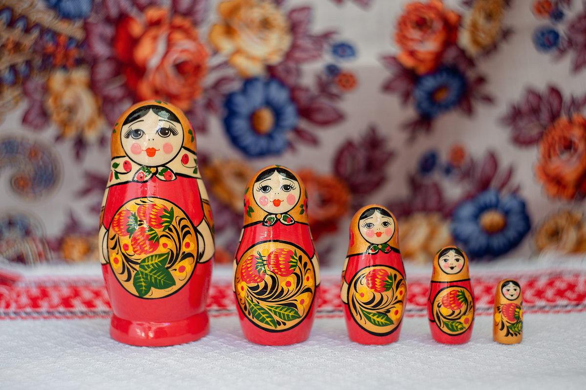 Với du khách phương xa, búp bê Matryoshka đã trở thành món quà tặng lưu niệm độc đáo được rất nhiều người chọn mua để lưu giữ những kỷ niệm khó quên về chuyến thăm nước Nga của mình. Ảnh: Moscowseasons.com.