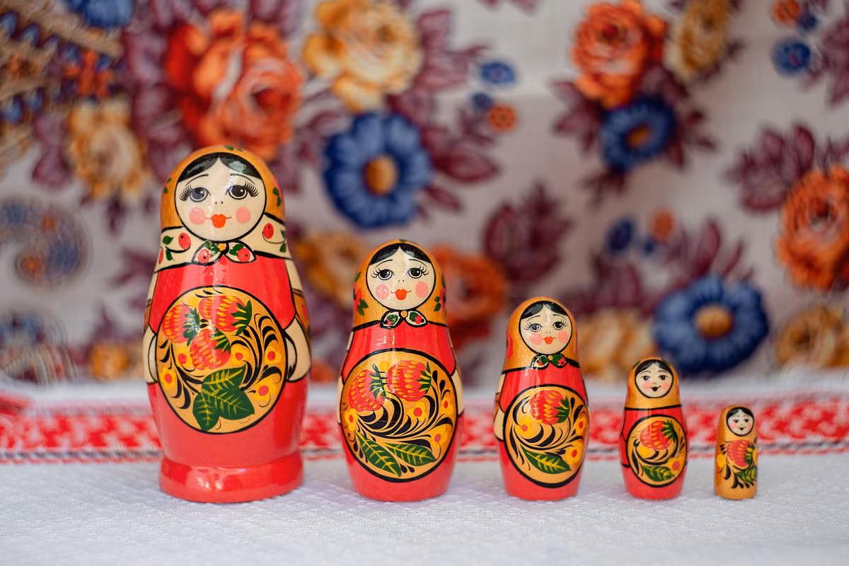Với du khách phương xa, búp bê Matryoshka đã trở thành món quà tặng lưu niệm độc đáo được rất nhiều người chọn mua để lưu giữ những kỷ niệm khó quên về chuyến thăm nước Nga của mình. Ảnh: Moscowseasons.com.