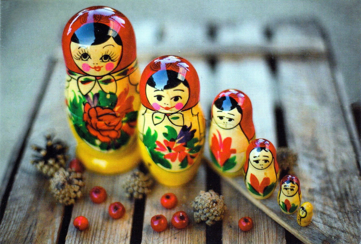 Ngoài ra, búp bê Matryoshka cũng được gọi là “babushka" (бабушка), nghĩa là bà cụ, do thời xưa con lớn nhất trong bộ thường có hình bà cụ, còn con nhỏ nhất là bé gái. Ảnh: Oir.mobi.