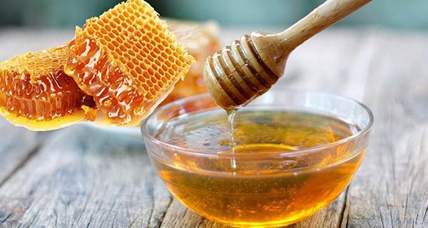 Mat ong dung theo cach nay lan da trang min, hong hao