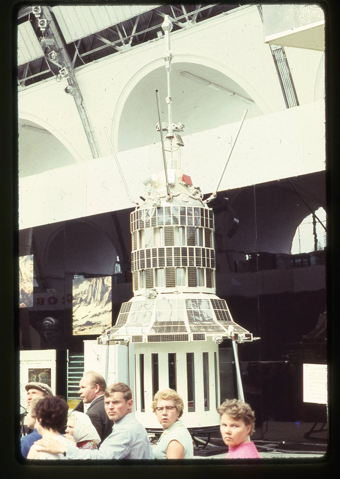 Vệ tinh Elektron 2. Các mẫu vệ tinh Elektron (gồm 1, 2 , 3, 4) đã thực hiện những nghiên cứu quan trọng để phục vụ cho chuyến bay đầu tiên của Yuri Gagarin vào không gian.