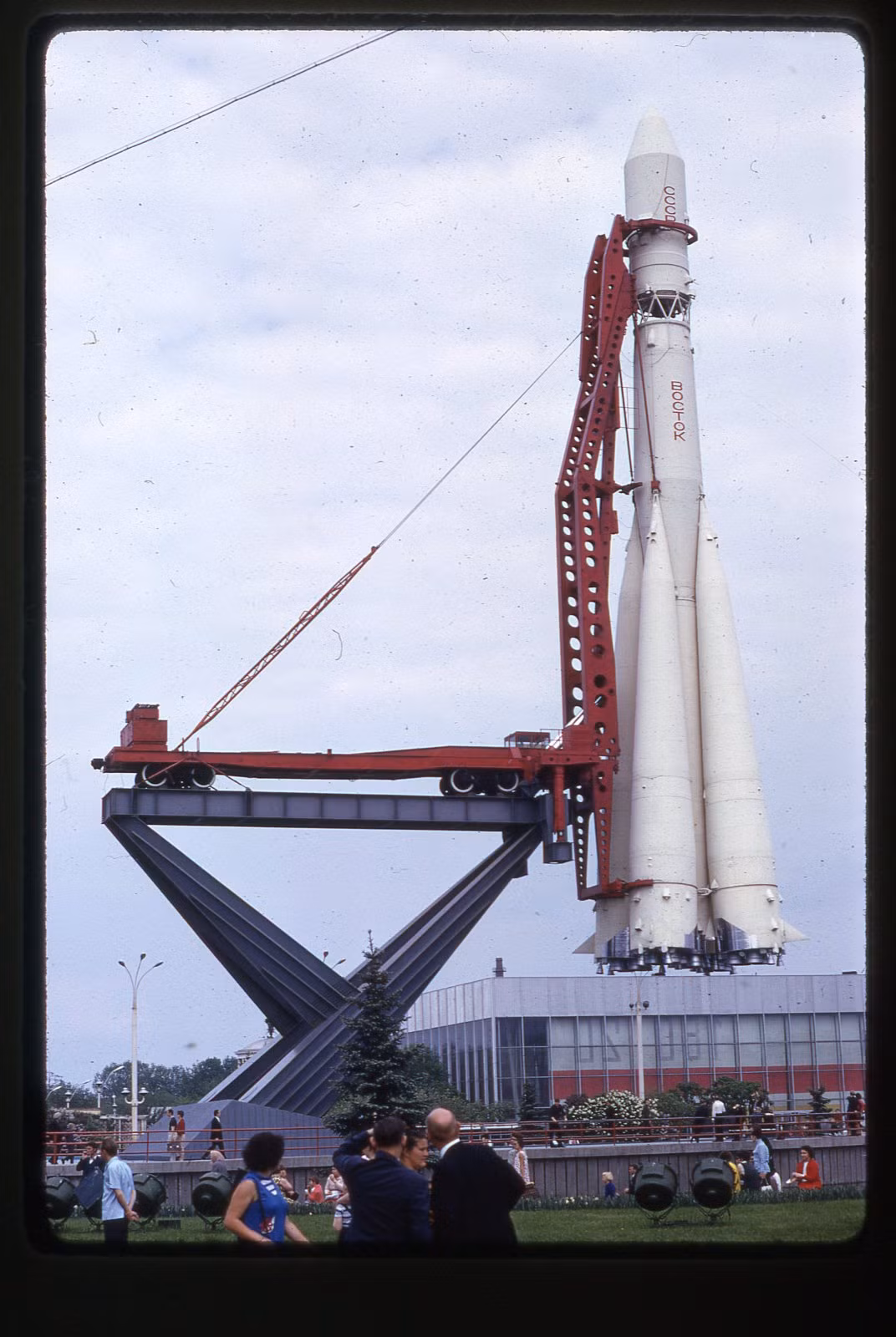 Mô hình tên lửa Vostok bên ngoài khu triển lãm.