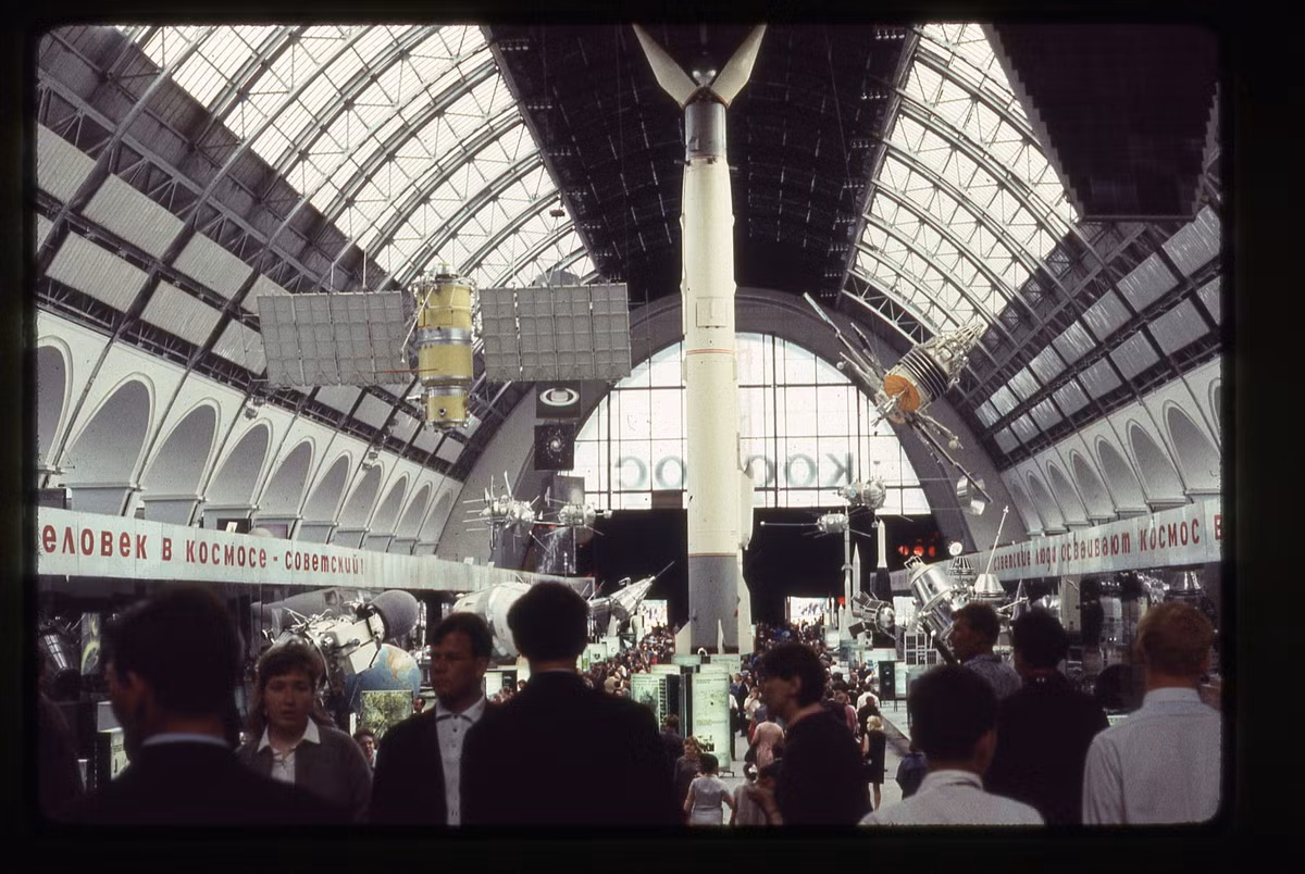 Không gian triển lãm thành tựu hàng không vũ trụ Xô-viết luôn thu hút rất đông khách tham quan.