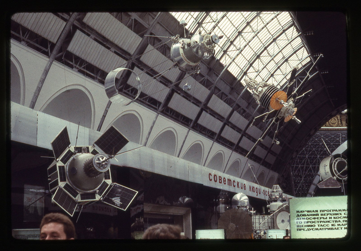 Các mô hình được treo gồm vệ tinh Kosmos-97 (phóng năm 1965, dùng để tiến hành thử nghiệm liên quan đến đồng hồ nguyên tử), Kosmos-149 (phóng năm 1967, nghiên cứu kiểm soát định hướng bằng thiết bị ổn định khí động học) và Molniya (phóng năm 1964, phục vụ thông tin liên lạc).