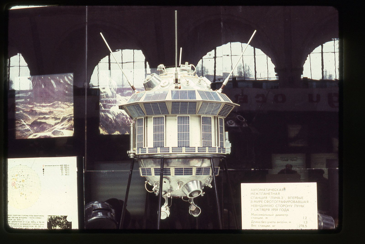 Mô hình tàu thăm dò Luna 3, được phóng năm 1959 với nhiệm vụ chụp ảnh nửa không nhìn thấy được của mặt trăng.