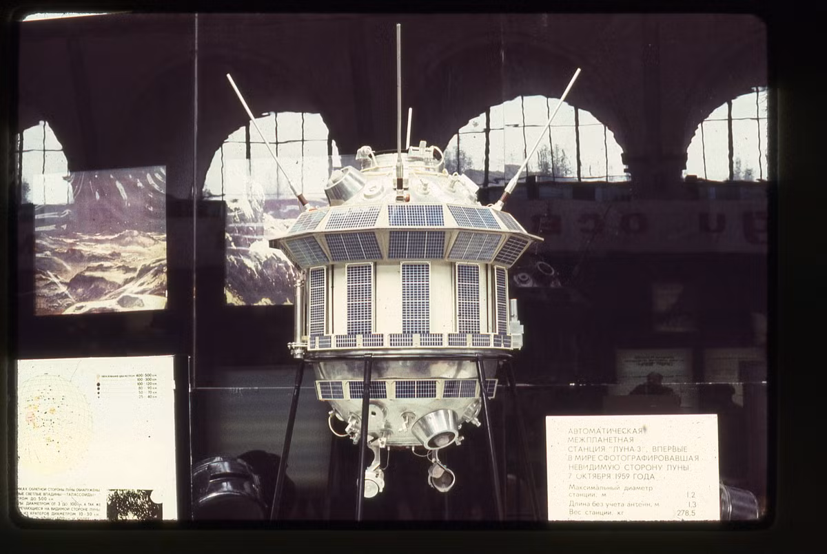 Mô hình tàu thăm dò Luna 3, được phóng năm 1959 với nhiệm vụ chụp ảnh nửa không nhìn thấy được của mặt trăng.