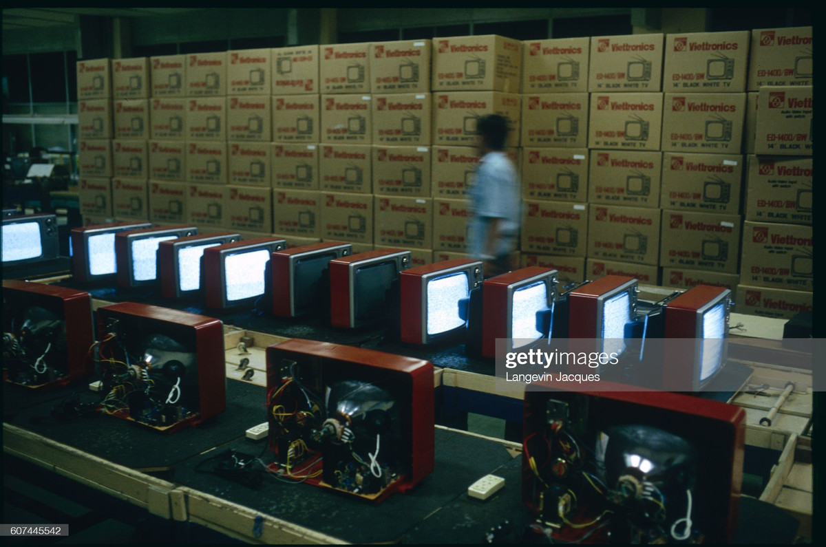 Khung cảnh tại dây chuyền lắp ráp TV của nhà máy Vietronics, nhà máy điện tử quốc doanh chuyên sản xuất radio và TV ở TP.HCM.