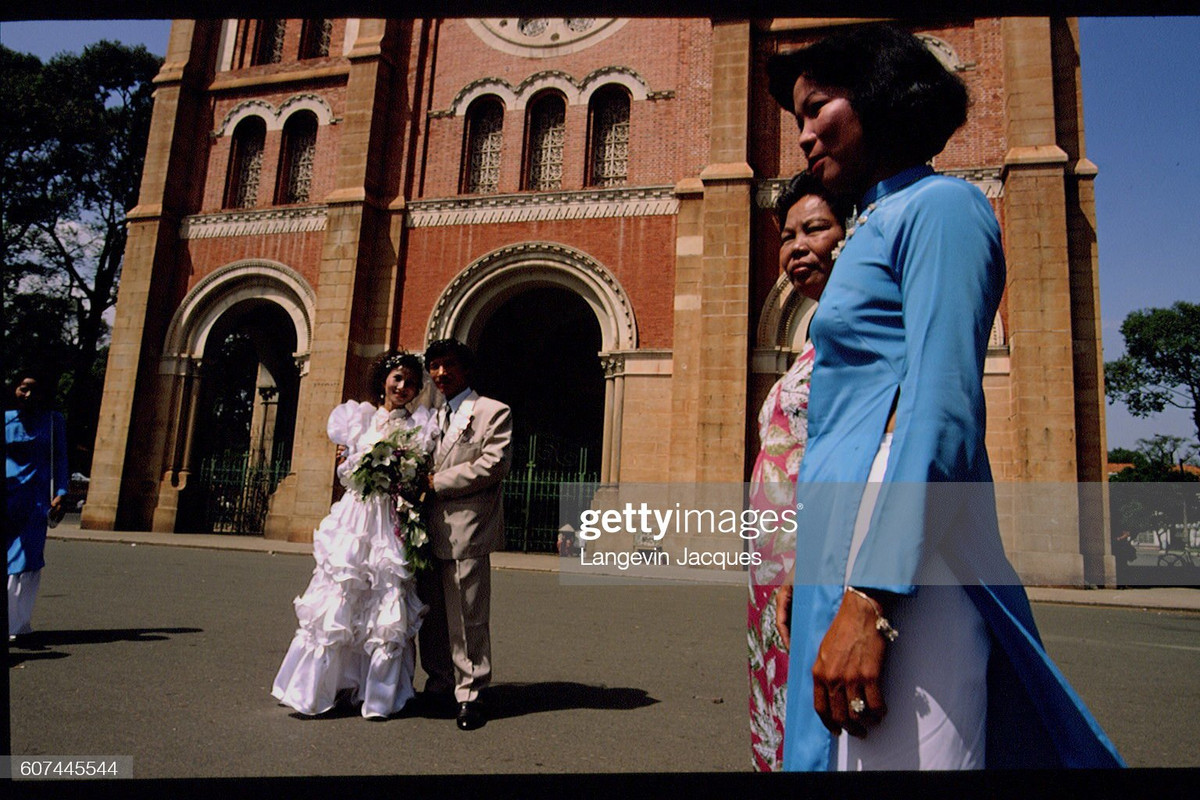 Một cặp đôi chụp ảnh cưới phía trước nhà thờ Đức Bà.