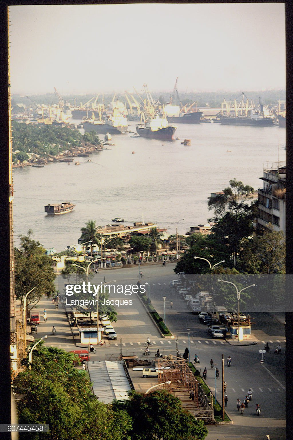 Đường Nguyễn Huệ, bến Bạch Đằng và cảng Sài Gòn nhìn từ một cao ốc trên đường Nguyễn Huệ.