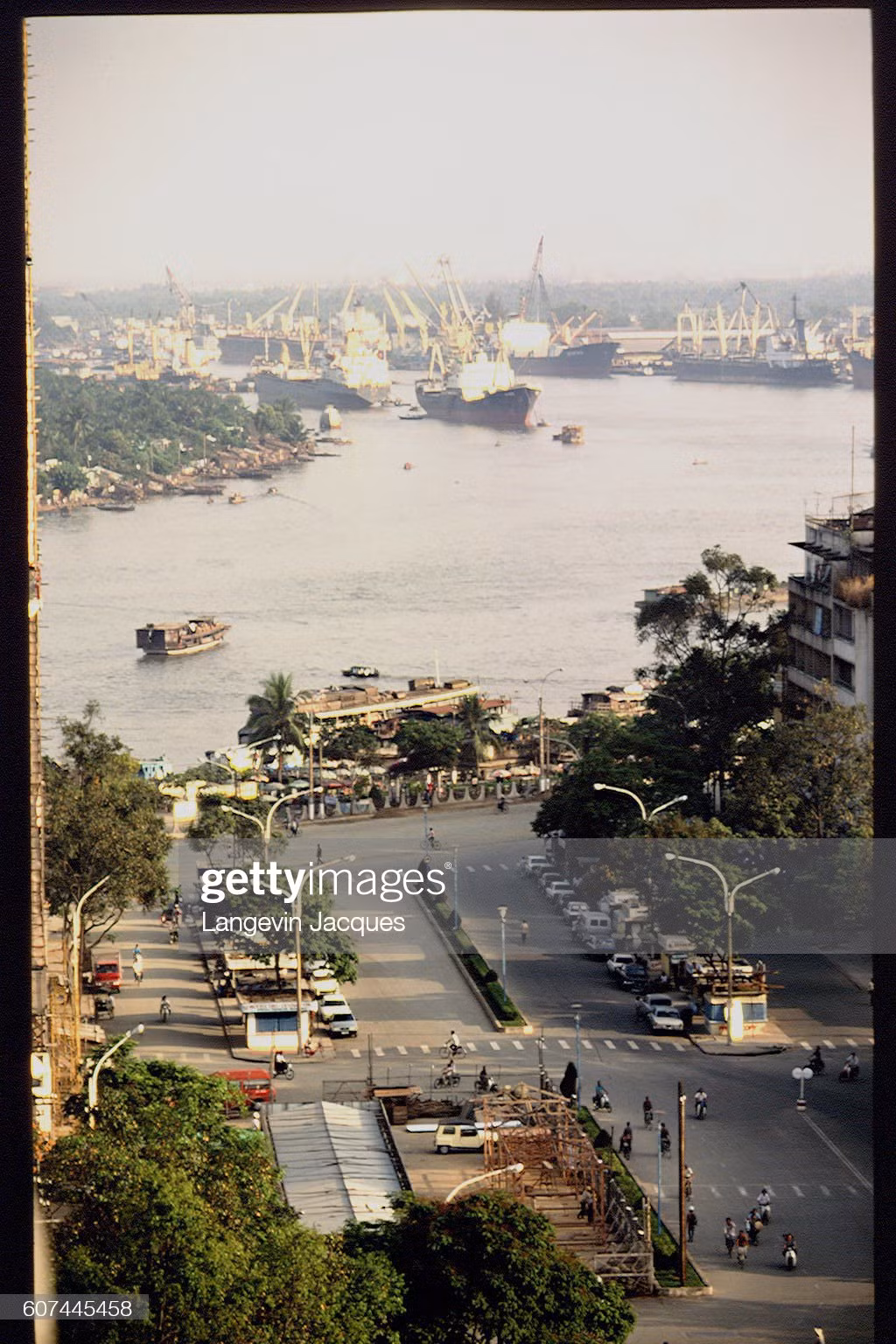 Đường Nguyễn Huệ, bến Bạch Đằng và cảng Sài Gòn nhìn từ một cao ốc trên đường Nguyễn Huệ.