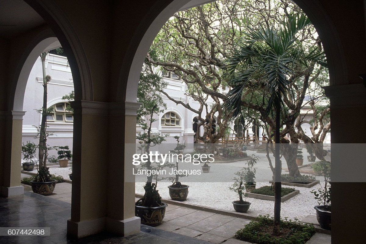 Khung cảnh ở sân trong khách sạn Continental.