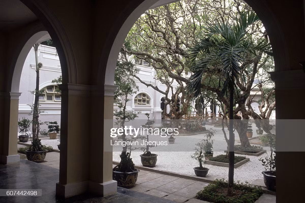 Khung cảnh ở sân trong khách sạn Continental.