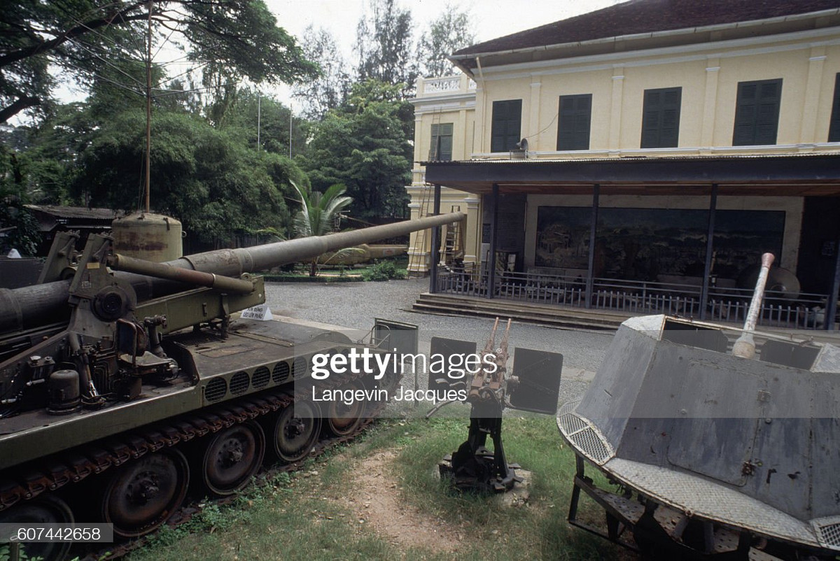 Các loại vũ khí Mỹ được đặt trong khuôn viên Nhà trưng bày tội ác chiến tranh xâm lược (nay là Bảo tàng Chứng tích chiến tranh).