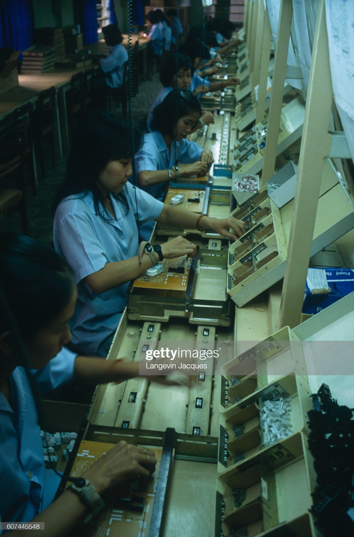 Các nữ công nhân lắp ráp bảng mạch tại nhà máy Vietronics.