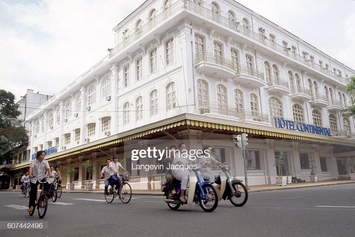 Bên ngoài khách sạn Continental. Lúc này khách sạn mới được trùng tu và hoạt động trở lại sau 15 năm đóng cửa.