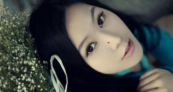 1. Nốt ruồi đỏ: Dù là nốt ruồi đỏ ở đâu thì cũng sẽ củng cố vận may theo vị trí. Ví dụ, ở mũi, mũi là sao tài lộc, nốt ruồi đỏ sẽ thêm điểm cho sao tài lộc của mũi. 