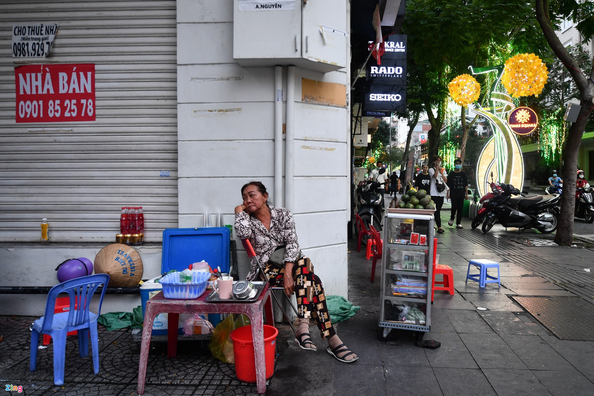 Bà Mai bán hàng tại vỉa hè đường Ngô Đức Kế gần 30 năm qua. Bà cho biết trước đây các cửa hàng có người thuê thì bà chỉ kê được một tủ đồ đựng đồ nhỏ để bán hàng. "Từ lúc mặt bằng tại đây trống thì tôi có thể kê thêm được hai hàng ghế cho khách ngồi uống nước", bà Mai chia sẻ.