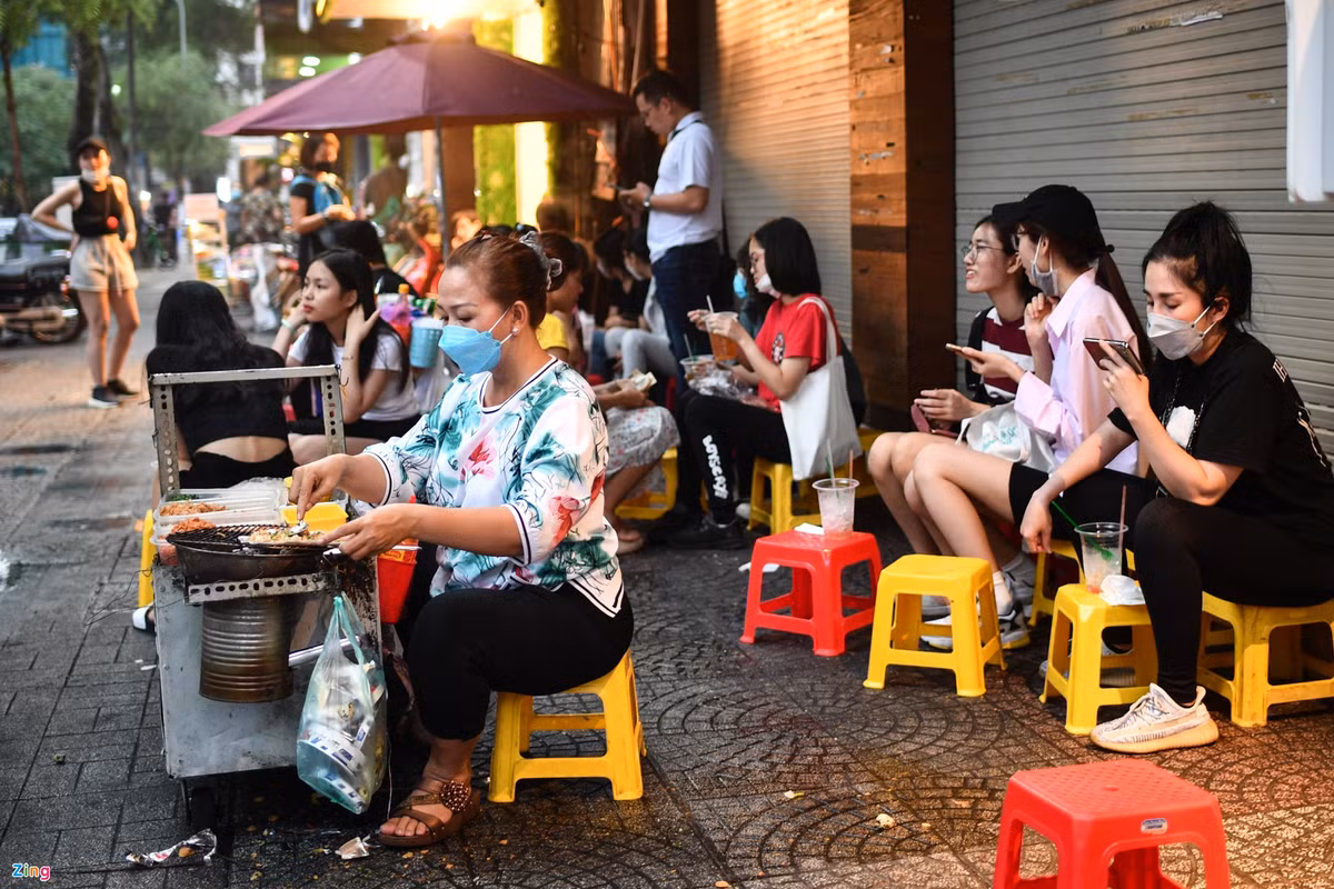 Đường Ngô Đức Kế có nhiều quán ăn vặt vỉa hè, lại nằm ngay sát phố đi bộ Nguyễn Huệ nên thường thu hút rất nhiều bạn trẻ. Dịp cuối tuần, quán nào cũng chật cứng khách thay phiên nhau ngồi ăn.