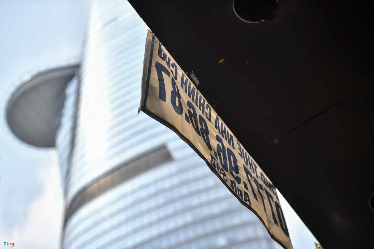 Dù cuộc sống bình thường mới đã được thiết lập trong nửa năm qua, mặt bằng ở trung tâm TP.HCM vẫn tiếp tục ế ẩm. Theo khảo sát trên các trang cho thuê mặt bằng, giá cho thuê tại đường Ngô Đức Kế khá cao, dao động 100-600 triệu đồng/tháng.