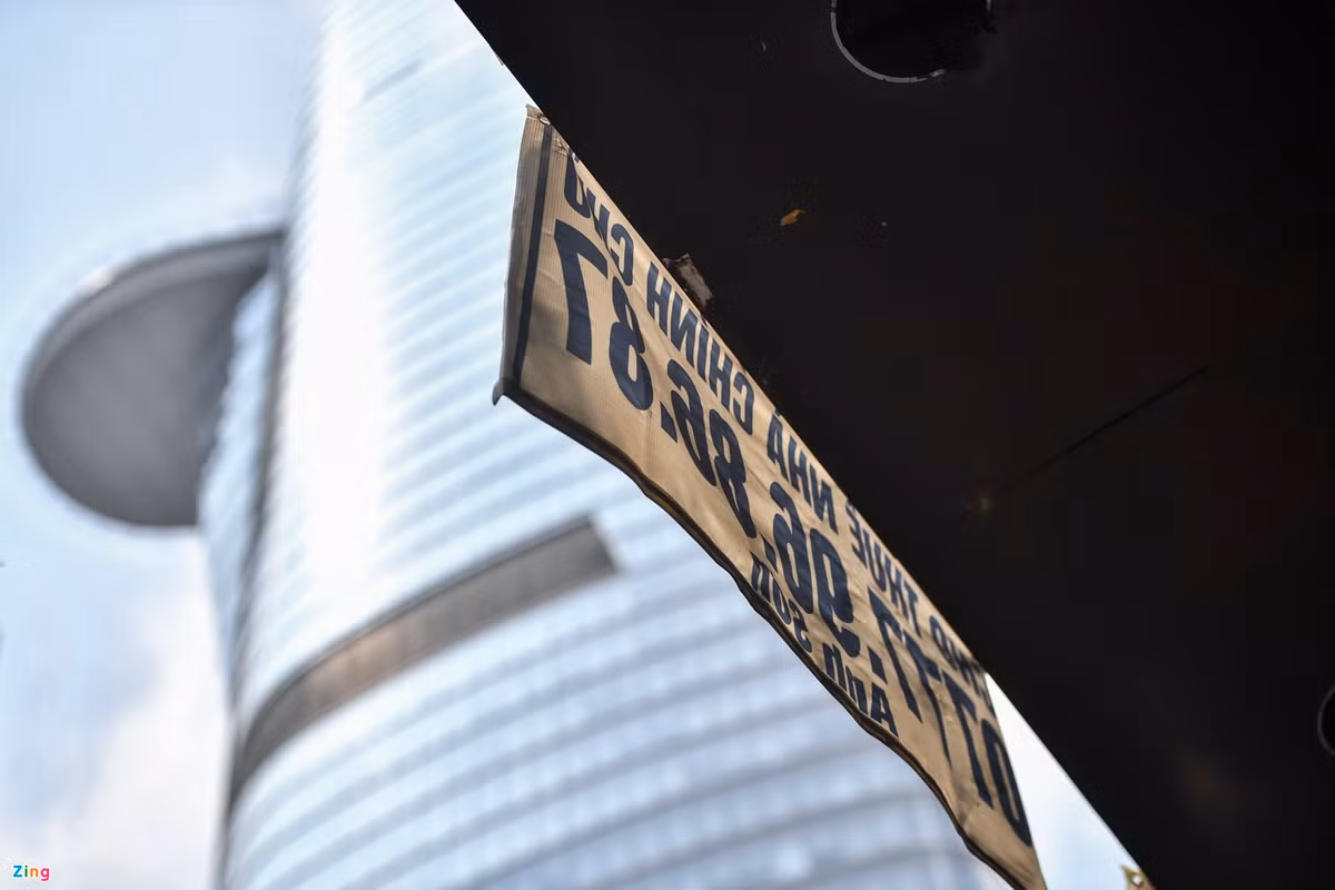 Dù cuộc sống bình thường mới đã được thiết lập trong nửa năm qua, mặt bằng ở trung tâm TP.HCM vẫn tiếp tục ế ẩm. Theo khảo sát trên các trang cho thuê mặt bằng, giá cho thuê tại đường Ngô Đức Kế khá cao, dao động 100-600 triệu đồng/tháng.