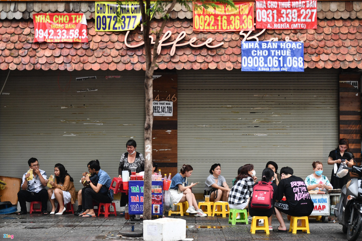 Chủ hàng ăn vặt tận dụng khoảng trống để kê thêm ghế ngồi trước những mặt bằng trống, khách thoải mái hơn và không phải chịu cảnh chen chúc giữa lối đi chật hẹp như trước.