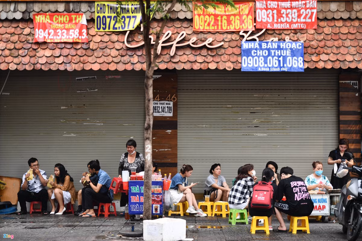 Chủ hàng ăn vặt tận dụng khoảng trống để kê thêm ghế ngồi trước những mặt bằng trống, khách thoải mái hơn và không phải chịu cảnh chen chúc giữa lối đi chật hẹp như trước.